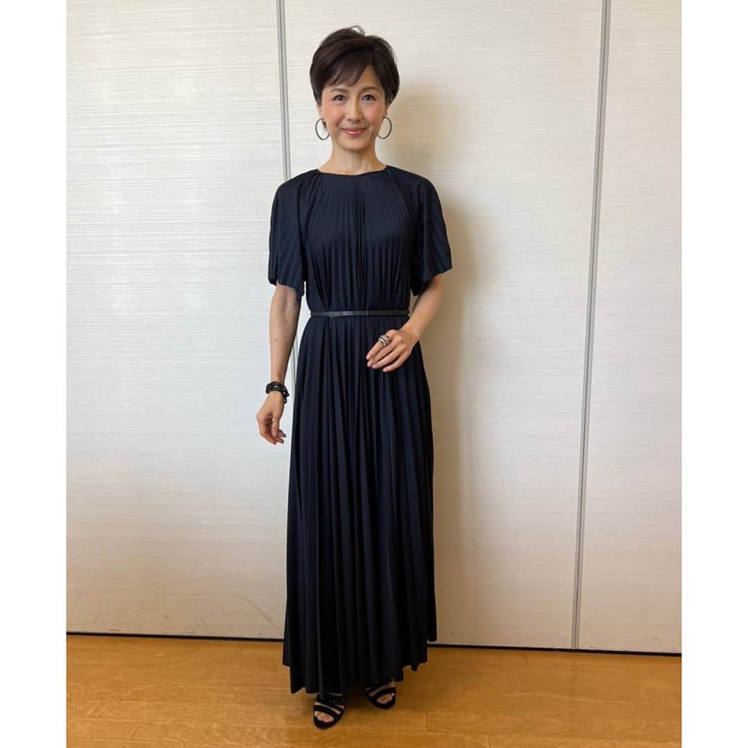 水野真紀さんのインスタグラム写真 - (水野真紀Instagram)「一昨日6月4日(日)に行われた 『モンダミンセミナー』に出演した際の衣装です。 動いたら更に素敵な紺色ワンピース✨ アビステのキラキラは色んなタイプがありますね👏 この"モンダミン ハビットプロ"は歯科医院でしか買えないのだとか❗️  ◯紺色ワンピース　　 ◎FABIANA  FILIPPI(#ファビアフィリッピ) ■アオイ  03-3239-0341 #ファビアナフィリッピ#fabianafilippi/@ fabianafilippi@aoi.1961  ◯アクセサリー ピアス、イヤカフ、ブレスレット、リング ◎#ABISTE(アビステ) 03-3401-7124」6月6日 15時17分 - maki_mizuno_official