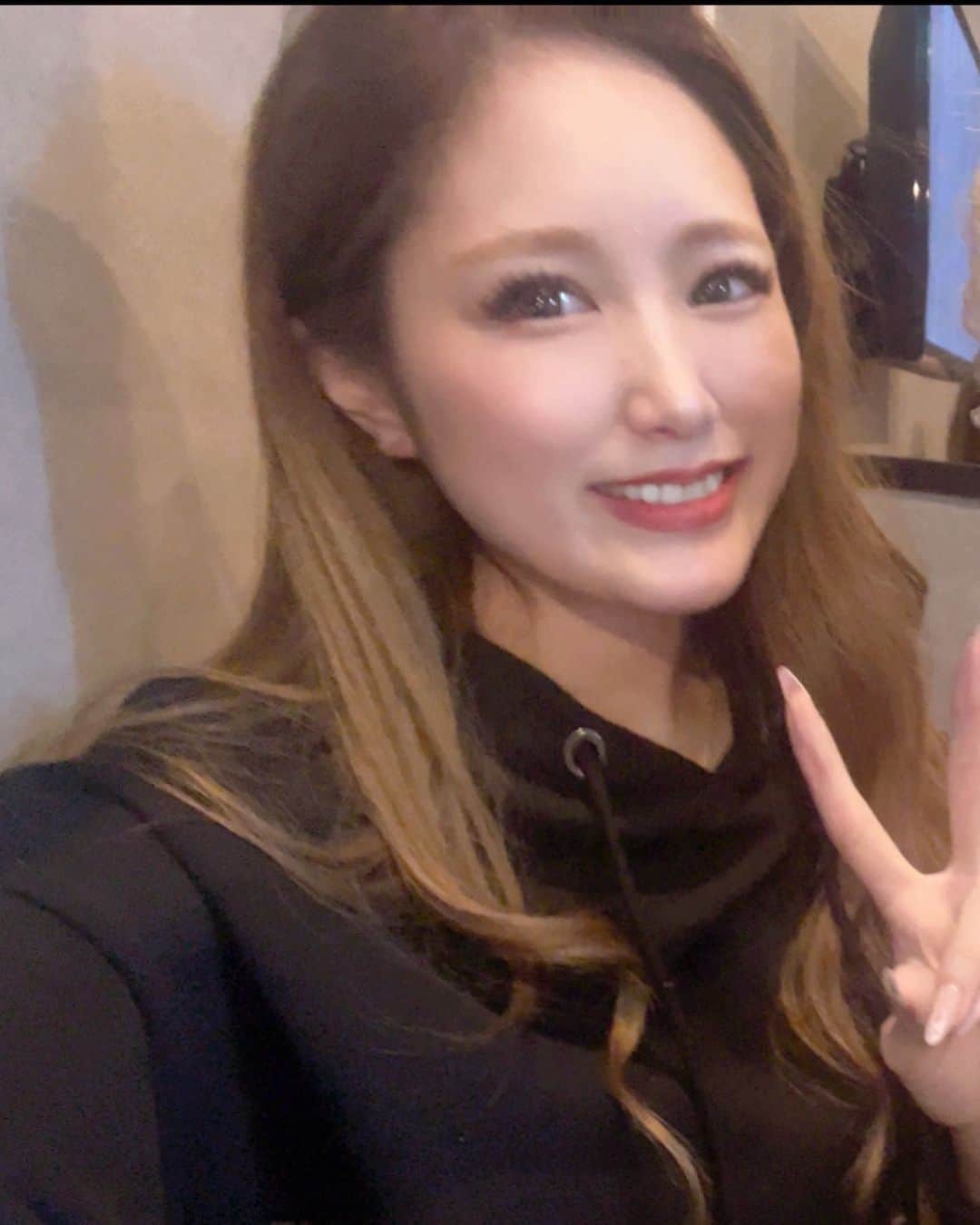 花咲うみのインスタグラム：「今日は美容室からの出勤です🫡🫶 最近会ってない人も会ってる人も 飲もうね✌️✌️」