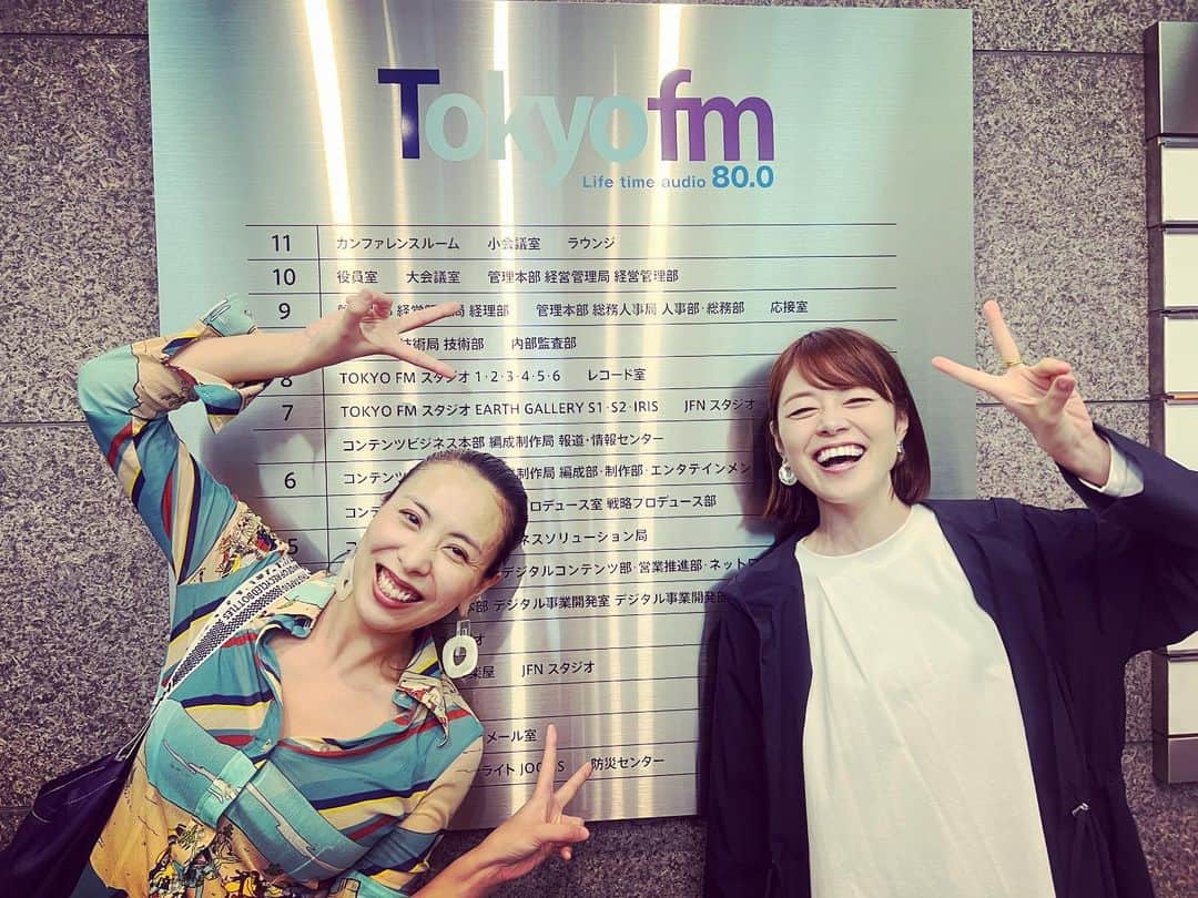 LOVEのインスタグラム：「何年ぶりだろー！！ @kawase_ryoko ちゃんに再会！！  途中まで帰路一緒だったので 「お願い！静かに話すからご一緒していいですか！」つった割には結局ずっとケタケタして。  じゃあねー！とホームに降りて行かれたりょうこちゃん。それでも「アハハハ...アハハハ...！」ってこだましながら消えてった😂  すごいです。りょうこちゃんの笑い声大好き人間としては、至福タイムでした。めちゃくちゃ元気出た！笑」