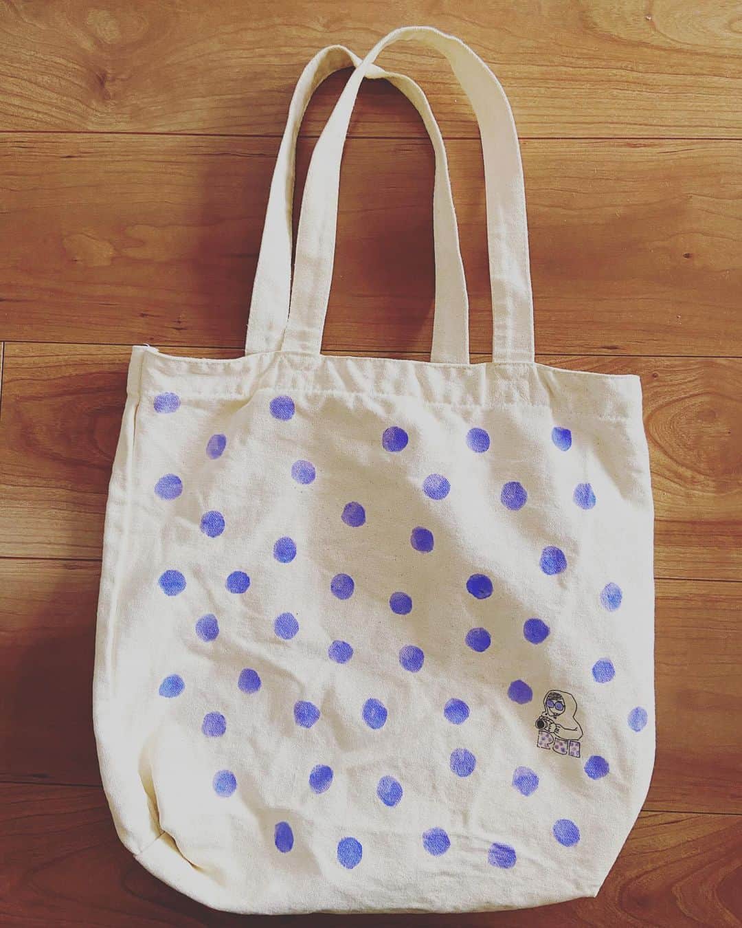 おおたうにのインスタグラム：「勝手にコラボ✨( ´ ▽ ` )✨  貧乏性のわたくしめは、作ってしまった絵の具の色を使い切りたい。欲張って水を入れ過ぎ作り過ぎたスミレ色を塗る場所を探して、 @ruihashimoto くんの「SOUND SHOOTER」トートバッグにたどり着いたのであった。  立派な生地で何度も洗ってるやつに塗るとこうなるのか、などがわかって面白かった。 やっぱりこれくらいの厚さで内ポケットついてるのいいよねえ🤔 （毎日トートバッグのことばっか言ってる）  #トートバッグ作り #handpainted #水彩 #soundshooter #illustration #outauni #おおたうに」