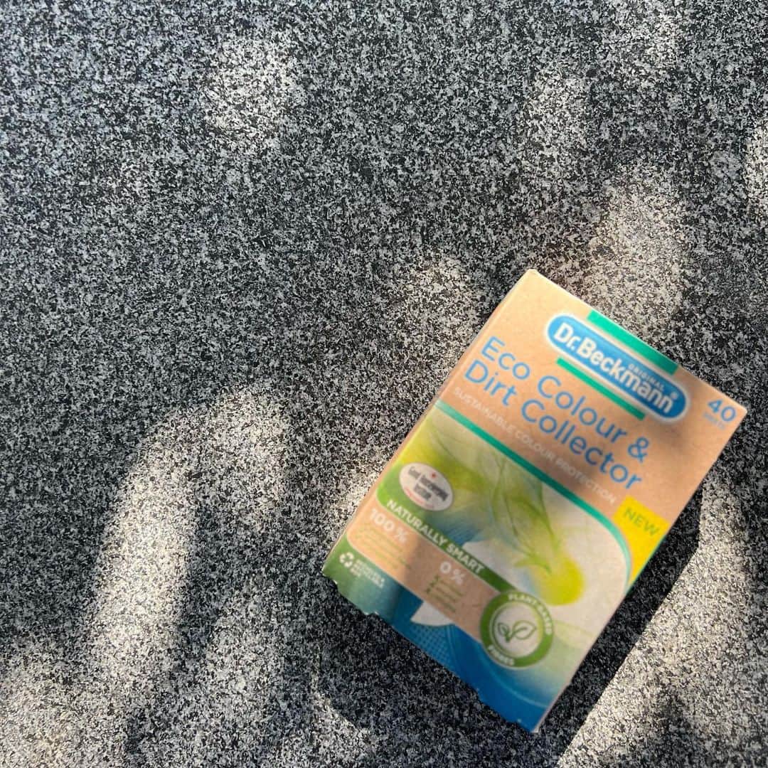 えりっこのインスタグラム：「【SDGs🕊】梅雨突入で、洗濯物のタイミングがむずかしいですね😭。  我が家は水曜日と金曜日と土日に大量の洗濯物（水土日はミニバスのものたち、  金曜は体育着、袋物、二人揃って給食当番のときはほんとやばいw）が来るので、  （考えたら週の半分以上やないかーい）  たいへんにならないように、 どんなに疲れてても必ず毎日洗濯機を回します。  前は色物と分けたりして必ず２回以上だったのですが  LOFTの展示会で知ったときからドクターバックマン@drbeckmann の色移り防止シートを愛用して洗濯回数を減らしています✨🌎🤍  へんな色移りや黄ばみ、シミがなくなりとっても満足。  これで学校の体育着とエプロンも、色ものとも一緒に洗えるのも嬉しい😂  Miss Earthの講師になったあたりから、 SDGsについて調べたり、  ファイナリストたちと話をする機会がとても増えました。  知れば知るほど、すてきな取り組みだし目標であり指針で、とても感化されて、わたしも生活の中で、できることをするようにしています。  地球に良い洗剤を使うこと洋服を大切に使うことゴミを減らすことひとりひとりが取り組めば、大きな力になるなと確信しております。  いま、全国のロフトで「ロフト グリーンプロジェクト」が展開されており、使用済み容器の回収などを行っているときいて、  LOFTって本当すごいな〜といつも感心させられます。🌎  すぐにゴミにすることは簡単で楽ちんなことかも知れないけれど、「地球にいいことをちょこっとしてみる」って、  気分が上がってわたしは好きです。  #ロフト展示会 #ロフトグリーンプロジェクト #サステナブルビューティー #PR」