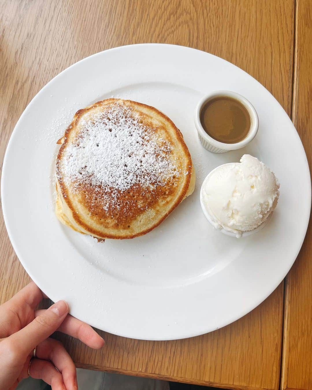 藤原望未さんのインスタグラム写真 - (藤原望未Instagram)「この日はお友達と𓌉🥞𓇋 ‎  サンドウィッチをシェアしようということで頼んだら思ったよりボリューミーでした🫣  このパンケーキ甘さが丁度良くて、フワフワもちもちで最高でした🫶 . . 靴は先月買った♡ 身長も盛れるしデザインも可愛くて、今年はたくさん履きます🥰   #パンケーキカフェ  #表参道カフェ  #サンドウィッチ  #おしゃれカフェ  #yello  #白サンダル  #サンダルコーデ  #カーゴパンツ  #カーゴパンツコーデ  #オフショル」6月6日 15時30分 - nozo.mi74