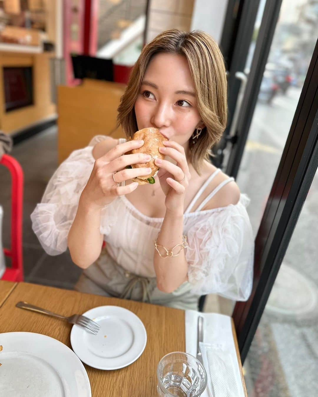 藤原望未さんのインスタグラム写真 - (藤原望未Instagram)「この日はお友達と𓌉🥞𓇋 ‎  サンドウィッチをシェアしようということで頼んだら思ったよりボリューミーでした🫣  このパンケーキ甘さが丁度良くて、フワフワもちもちで最高でした🫶 . . 靴は先月買った♡ 身長も盛れるしデザインも可愛くて、今年はたくさん履きます🥰   #パンケーキカフェ  #表参道カフェ  #サンドウィッチ  #おしゃれカフェ  #yello  #白サンダル  #サンダルコーデ  #カーゴパンツ  #カーゴパンツコーデ  #オフショル」6月6日 15時30分 - nozo.mi74