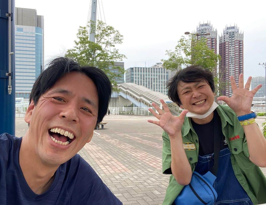藤井ペイジのインスタグラム：「#ぽかぽか 生放送終わり、お台場のベンチで軽打ち上げするおじさん２人。楽しそう。 #飛石連休 #磁石」