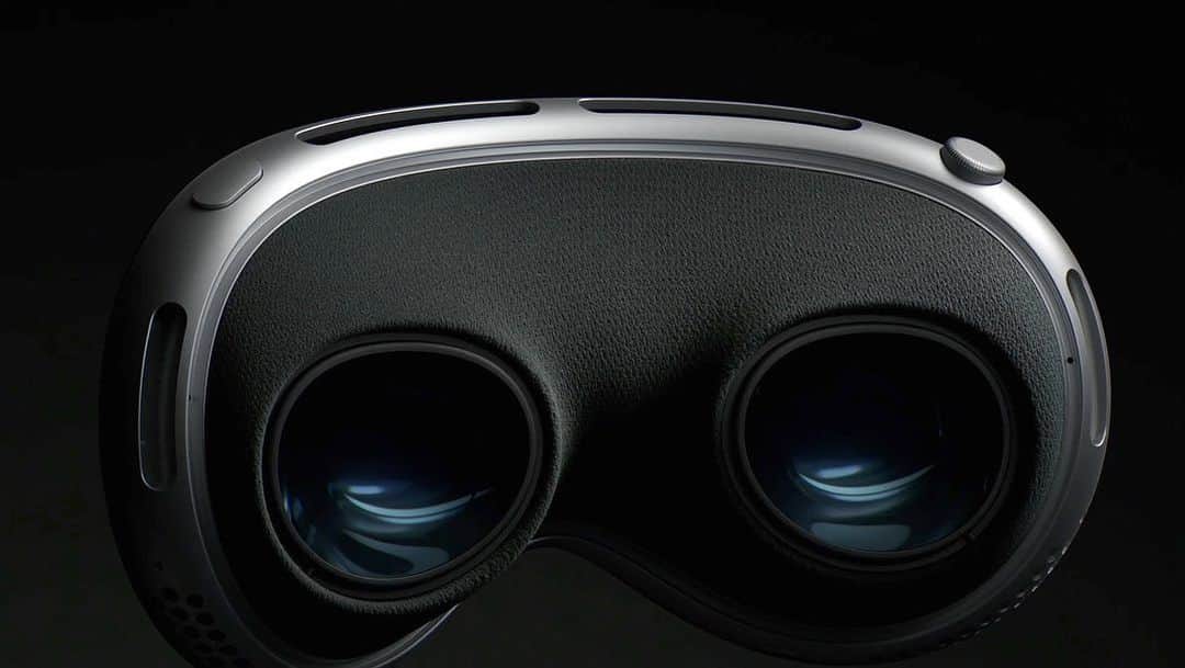 マーケス・ブラウンリーさんのインスタグラム写真 - (マーケス・ブラウンリーInstagram)「New video is up on the channel - I got to try Apple’s new vision pro $3500 VR headset. And I have some thoughts 🤓」6月6日 15時39分 - mkbhd