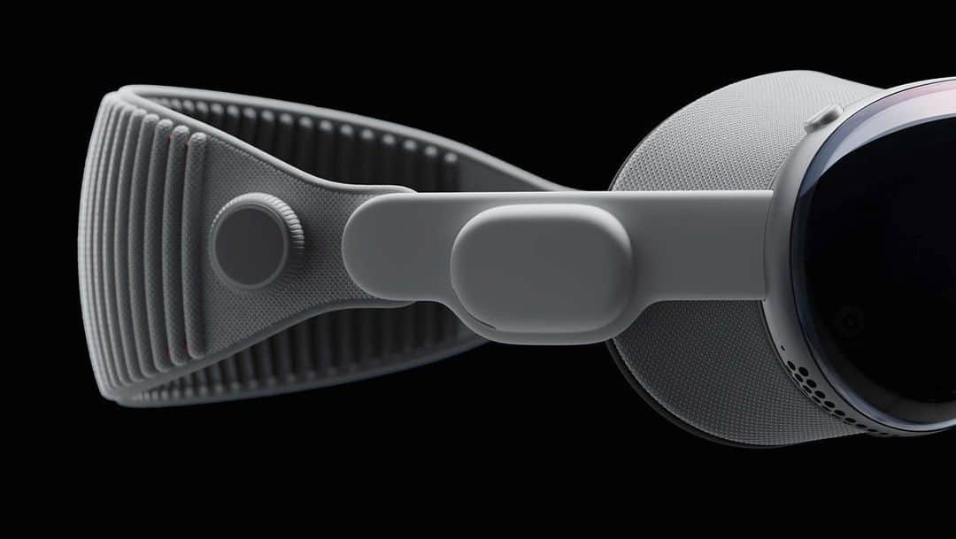 マーケス・ブラウンリーさんのインスタグラム写真 - (マーケス・ブラウンリーInstagram)「New video is up on the channel - I got to try Apple’s new vision pro $3500 VR headset. And I have some thoughts 🤓」6月6日 15時39分 - mkbhd