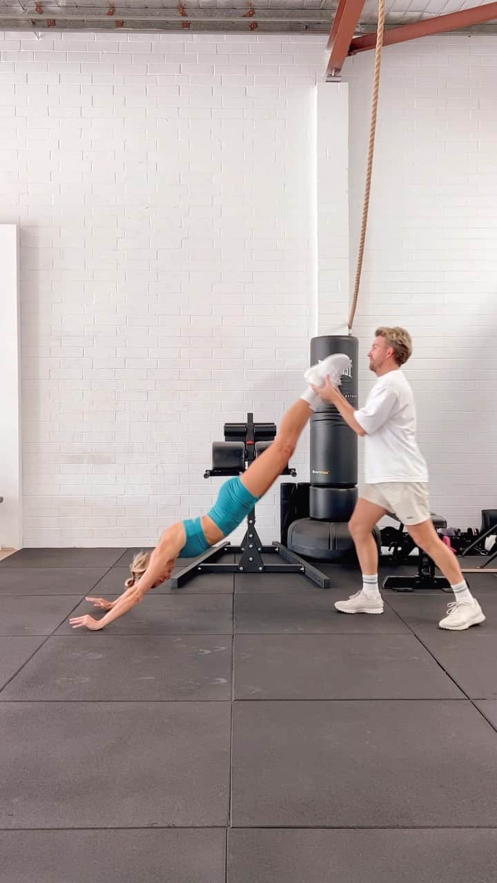 のインスタグラム：「@adam.m.dunne always lifts me up when I’m down 😉 #handstandchallenge」