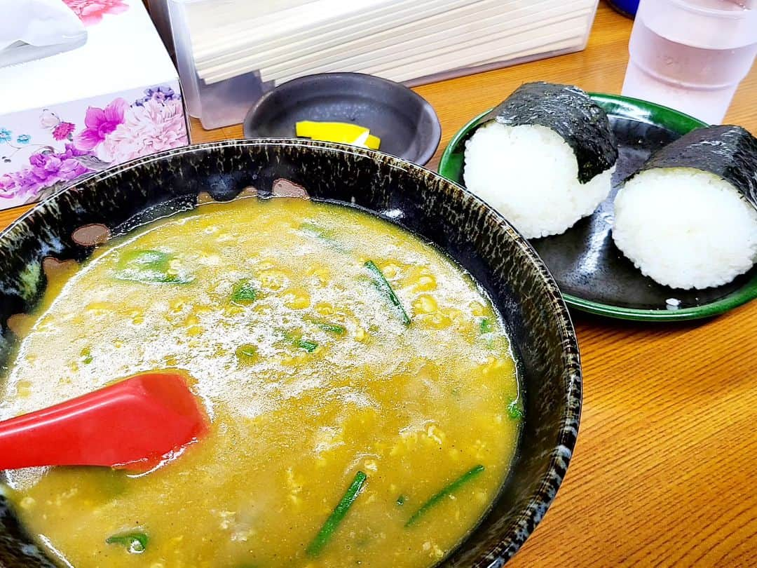 松本康太さんのインスタグラム写真 - (松本康太Instagram)「『カレーうどん(うどん抜き+おにぎり2つ)』  「大阪うどん いなの路」と言うお店！  大阪若手時代に良く先輩にご馳走していただいた「信濃そば」。　  その「信濃そば」が復活して「大阪うどん いなの路」と言うお店にo(^o^)o  当時良く食べていたセット、カレーうどん+おにぎり2つ！今はそんなに食べれ無いので、カレーうどんのうどん抜きで注文。　  旨い！変わらない味！塩味のきいたおにぎり！懐かしい味をご馳走様でした(*´ー｀*)　  #大阪#いなの路#カレーうどんうどん抜き#おにぎり#塩おにぎり#大阪グルメ#レギュラー松本#あるある探検隊」6月6日 15時54分 - aruarutankentai.matsumoto