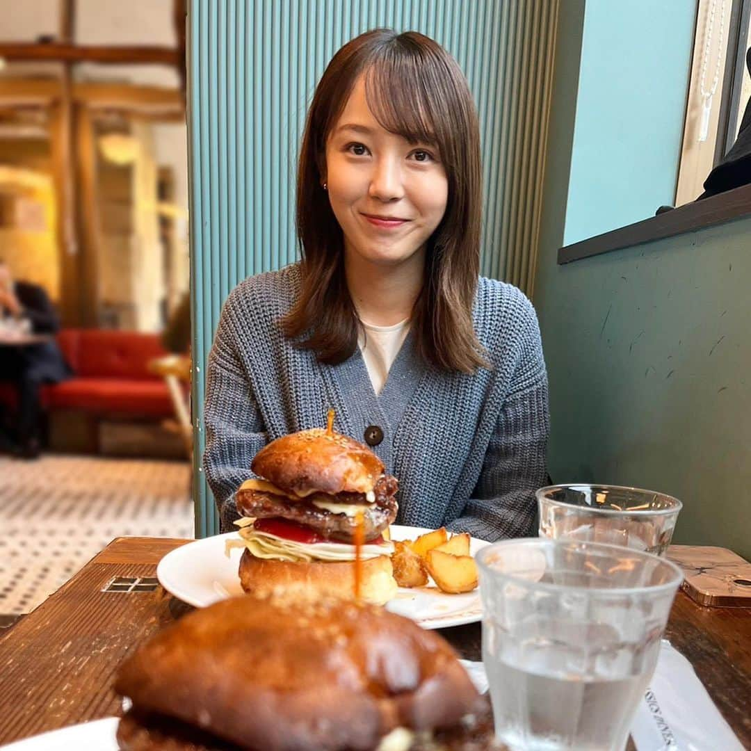 森千晴さんのインスタグラム写真 - (森千晴Instagram)「🍔✨  バーガーを無性にむさぼりたくなる時、ありますよね〜〜  室内はエアコンで涼しかったりするので、羽織を持ち歩くようにしています😙」6月6日 15時54分 - mori.chiharu