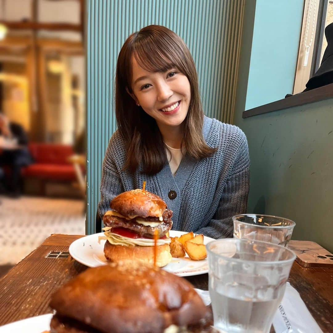 森千晴さんのインスタグラム写真 - (森千晴Instagram)「🍔✨  バーガーを無性にむさぼりたくなる時、ありますよね〜〜  室内はエアコンで涼しかったりするので、羽織を持ち歩くようにしています😙」6月6日 15時54分 - mori.chiharu