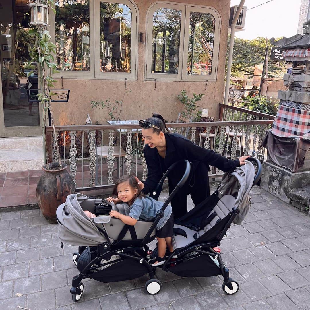 Jennifer Bachdimさんのインスタグラム写真 - (Jennifer BachdimInstagram)「Afternoon walks with my babies are the best ❤️  . . Loving our @babyzenindonesia YOYO2 and YOYO connect stroller which transforms into an amazing double stroller for both of my babies 👶🏽👶🏽❤️ #teamBachdim」6月6日 15時56分 - jenniferbachdim