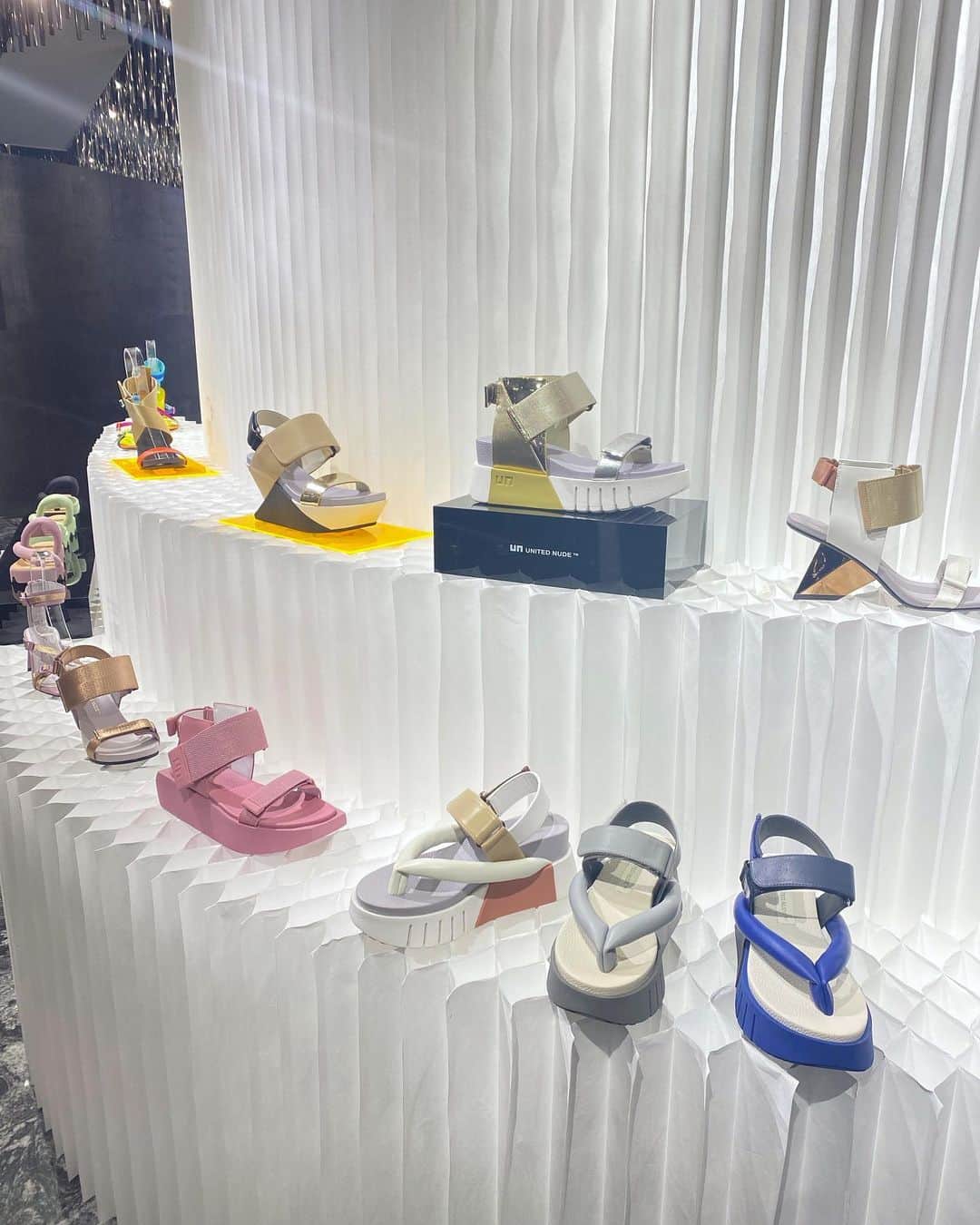 ISETAN PARK netさんのインスタグラム写真 - (ISETAN PARK netInstagram)「他にはない印象的なデザインが魅力！  この夏は＜ユナイテッド ヌード＞とお出かけを楽しんで♪    建築家でもあるデザイナー レム・D・コールハースが手がけるシューズブランド＜UNITED NUDE＞。靴を一つの建築物と考え、印象的なヒールとハイブリッドなデザインが特徴ながら、安定した履き心地を実現しています。  夏の人気モデルをはじめ2023SS COLLECTION、日本限定20th Anniversary Modelも登場。  遊び心あるデザインがワンランク上のおしゃれへとアップデートしてくれそうです！    UNITED NUDE LIMITED STORE  ■開催中～6月13日(火)  ■本館3階 センターパーク/プロモーション    イベント情報は @isetan_shinjuku ストーリー「POP UP」またはこちら▼  https://www.mistore.jp/store/shinjuku/shops/women/restyle/shopnews_list/shopnews0812.html    商品のお問い合わせ▼  伊勢丹新宿店 本館3階 リ・スタイル ☏03-3225-2558    @unitednude_japan  @restyle_isetan_shinjuku    #UNITEDNUDE #ユナイテッドヌード #UN #サンダル #サンダルコーデ #厚底サンダル #スニーカー #厚底スニーカー #夏の足元  #isetan #isetanshinjuku #이세탄 #신주쿠이세탄 #이세탄백화점 #イセタン #伊勢丹 #伊勢丹新宿  #新宿伊勢丹 #伊勢丹新宿店」6月6日 17時00分 - isetan_shinjuku