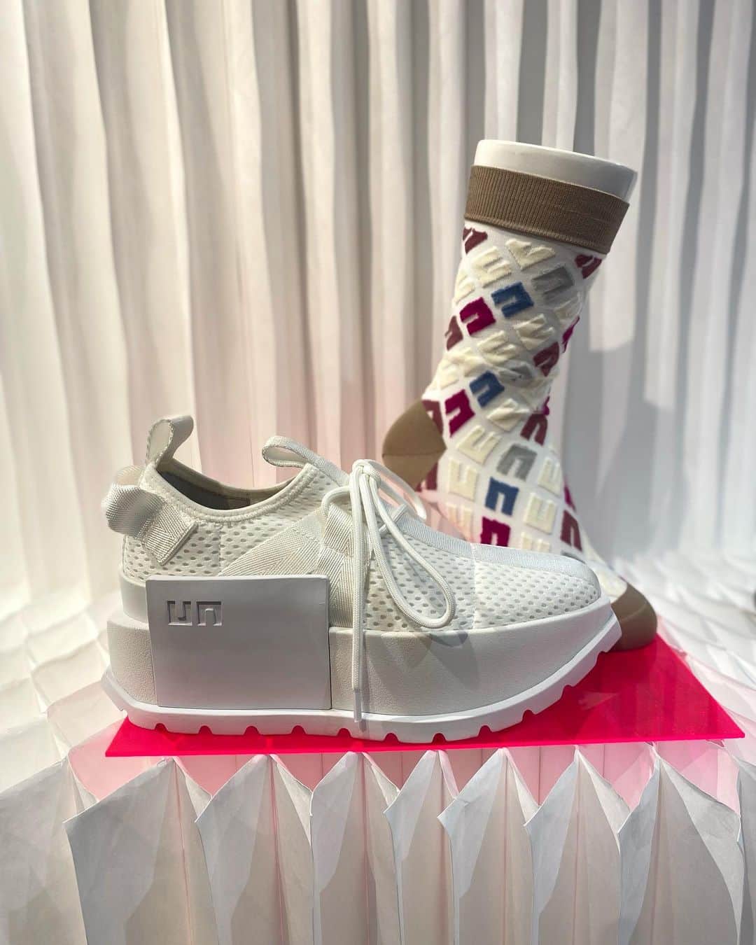 ISETAN PARK netさんのインスタグラム写真 - (ISETAN PARK netInstagram)「他にはない印象的なデザインが魅力！  この夏は＜ユナイテッド ヌード＞とお出かけを楽しんで♪    建築家でもあるデザイナー レム・D・コールハースが手がけるシューズブランド＜UNITED NUDE＞。靴を一つの建築物と考え、印象的なヒールとハイブリッドなデザインが特徴ながら、安定した履き心地を実現しています。  夏の人気モデルをはじめ2023SS COLLECTION、日本限定20th Anniversary Modelも登場。  遊び心あるデザインがワンランク上のおしゃれへとアップデートしてくれそうです！    UNITED NUDE LIMITED STORE  ■開催中～6月13日(火)  ■本館3階 センターパーク/プロモーション    イベント情報は @isetan_shinjuku ストーリー「POP UP」またはこちら▼  https://www.mistore.jp/store/shinjuku/shops/women/restyle/shopnews_list/shopnews0812.html    商品のお問い合わせ▼  伊勢丹新宿店 本館3階 リ・スタイル ☏03-3225-2558    @unitednude_japan  @restyle_isetan_shinjuku    #UNITEDNUDE #ユナイテッドヌード #UN #サンダル #サンダルコーデ #厚底サンダル #スニーカー #厚底スニーカー #夏の足元  #isetan #isetanshinjuku #이세탄 #신주쿠이세탄 #이세탄백화점 #イセタン #伊勢丹 #伊勢丹新宿  #新宿伊勢丹 #伊勢丹新宿店」6月6日 17時00分 - isetan_shinjuku