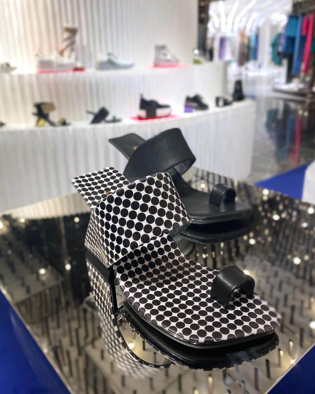 ISETAN PARK netさんのインスタグラム写真 - (ISETAN PARK netInstagram)「他にはない印象的なデザインが魅力！  この夏は＜ユナイテッド ヌード＞とお出かけを楽しんで♪    建築家でもあるデザイナー レム・D・コールハースが手がけるシューズブランド＜UNITED NUDE＞。靴を一つの建築物と考え、印象的なヒールとハイブリッドなデザインが特徴ながら、安定した履き心地を実現しています。  夏の人気モデルをはじめ2023SS COLLECTION、日本限定20th Anniversary Modelも登場。  遊び心あるデザインがワンランク上のおしゃれへとアップデートしてくれそうです！    UNITED NUDE LIMITED STORE  ■開催中～6月13日(火)  ■本館3階 センターパーク/プロモーション    イベント情報は @isetan_shinjuku ストーリー「POP UP」またはこちら▼  https://www.mistore.jp/store/shinjuku/shops/women/restyle/shopnews_list/shopnews0812.html    商品のお問い合わせ▼  伊勢丹新宿店 本館3階 リ・スタイル ☏03-3225-2558    @unitednude_japan  @restyle_isetan_shinjuku    #UNITEDNUDE #ユナイテッドヌード #UN #サンダル #サンダルコーデ #厚底サンダル #スニーカー #厚底スニーカー #夏の足元  #isetan #isetanshinjuku #이세탄 #신주쿠이세탄 #이세탄백화점 #イセタン #伊勢丹 #伊勢丹新宿  #新宿伊勢丹 #伊勢丹新宿店」6月6日 17時00分 - isetan_shinjuku