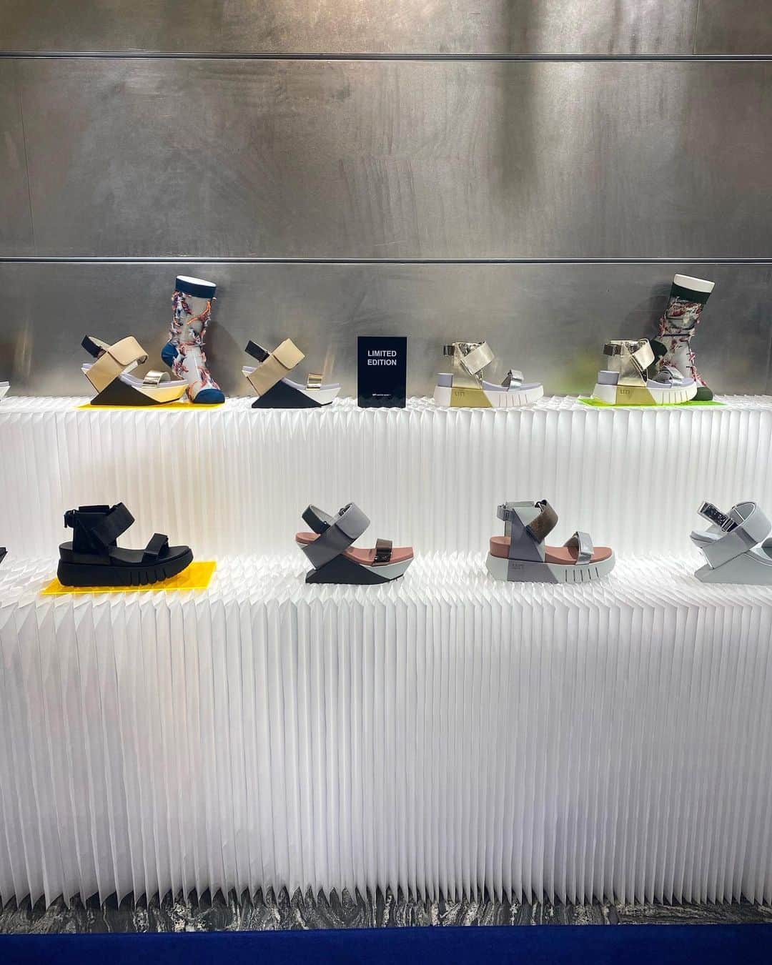 ISETAN PARK netさんのインスタグラム写真 - (ISETAN PARK netInstagram)「他にはない印象的なデザインが魅力！  この夏は＜ユナイテッド ヌード＞とお出かけを楽しんで♪    建築家でもあるデザイナー レム・D・コールハースが手がけるシューズブランド＜UNITED NUDE＞。靴を一つの建築物と考え、印象的なヒールとハイブリッドなデザインが特徴ながら、安定した履き心地を実現しています。  夏の人気モデルをはじめ2023SS COLLECTION、日本限定20th Anniversary Modelも登場。  遊び心あるデザインがワンランク上のおしゃれへとアップデートしてくれそうです！    UNITED NUDE LIMITED STORE  ■開催中～6月13日(火)  ■本館3階 センターパーク/プロモーション    イベント情報は @isetan_shinjuku ストーリー「POP UP」またはこちら▼  https://www.mistore.jp/store/shinjuku/shops/women/restyle/shopnews_list/shopnews0812.html    商品のお問い合わせ▼  伊勢丹新宿店 本館3階 リ・スタイル ☏03-3225-2558    @unitednude_japan  @restyle_isetan_shinjuku    #UNITEDNUDE #ユナイテッドヌード #UN #サンダル #サンダルコーデ #厚底サンダル #スニーカー #厚底スニーカー #夏の足元  #isetan #isetanshinjuku #이세탄 #신주쿠이세탄 #이세탄백화점 #イセタン #伊勢丹 #伊勢丹新宿  #新宿伊勢丹 #伊勢丹新宿店」6月6日 17時00分 - isetan_shinjuku