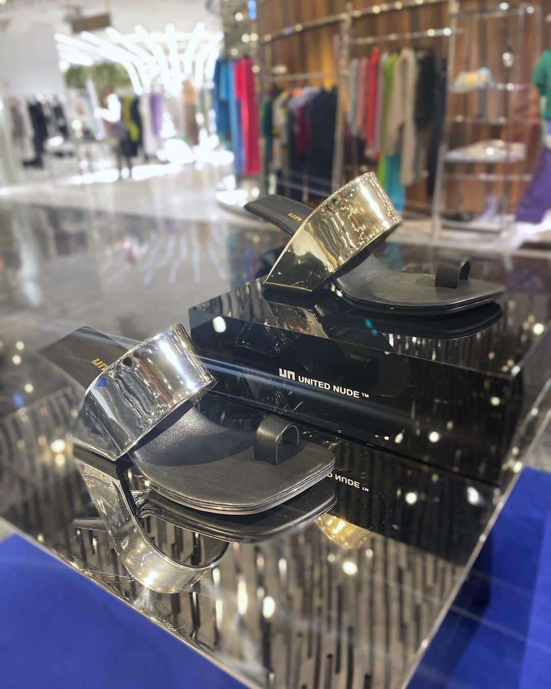 ISETAN PARK netさんのインスタグラム写真 - (ISETAN PARK netInstagram)「他にはない印象的なデザインが魅力！  この夏は＜ユナイテッド ヌード＞とお出かけを楽しんで♪    建築家でもあるデザイナー レム・D・コールハースが手がけるシューズブランド＜UNITED NUDE＞。靴を一つの建築物と考え、印象的なヒールとハイブリッドなデザインが特徴ながら、安定した履き心地を実現しています。  夏の人気モデルをはじめ2023SS COLLECTION、日本限定20th Anniversary Modelも登場。  遊び心あるデザインがワンランク上のおしゃれへとアップデートしてくれそうです！    UNITED NUDE LIMITED STORE  ■開催中～6月13日(火)  ■本館3階 センターパーク/プロモーション    イベント情報は @isetan_shinjuku ストーリー「POP UP」またはこちら▼  https://www.mistore.jp/store/shinjuku/shops/women/restyle/shopnews_list/shopnews0812.html    商品のお問い合わせ▼  伊勢丹新宿店 本館3階 リ・スタイル ☏03-3225-2558    @unitednude_japan  @restyle_isetan_shinjuku    #UNITEDNUDE #ユナイテッドヌード #UN #サンダル #サンダルコーデ #厚底サンダル #スニーカー #厚底スニーカー #夏の足元  #isetan #isetanshinjuku #이세탄 #신주쿠이세탄 #이세탄백화점 #イセタン #伊勢丹 #伊勢丹新宿  #新宿伊勢丹 #伊勢丹新宿店」6月6日 17時00分 - isetan_shinjuku