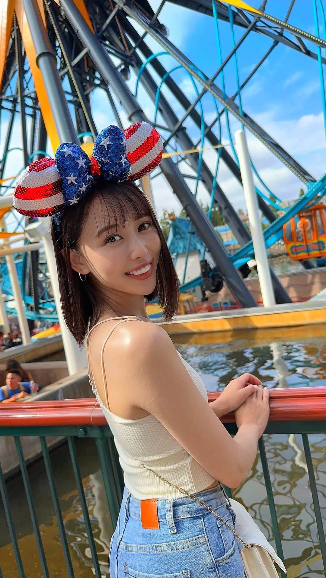 のインスタグラム：「. . 夜のディズニーもオシャレでかわいかった☺︎ 花火もあがったよ🎇🎆🏰🤍 . . . #DisneyCaliforniaAdventure #California #losangeles #思い出グラム  #movie」