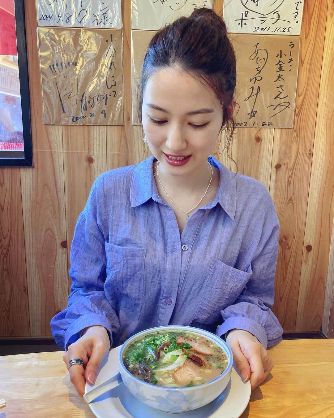 黒澤はるかさんのインスタグラム写真 - (黒澤はるかInstagram)「🍜 鹿児島といえばラーメン？ ということで激推しされたラーメン屋さんへ 珍しく完食‼︎✨ というのも、ここはSサイズとかSSサイズ なんていうのがあったんだぜぃ！ 女性には嬉しい✨ 微妙な顔してるけど美味しかった🥢  #小金太 #小金太ラーメン #ラーメン小金太 #鹿児島ラーメン #鹿児島 #🍜」6月6日 15時59分 - haruka_offi