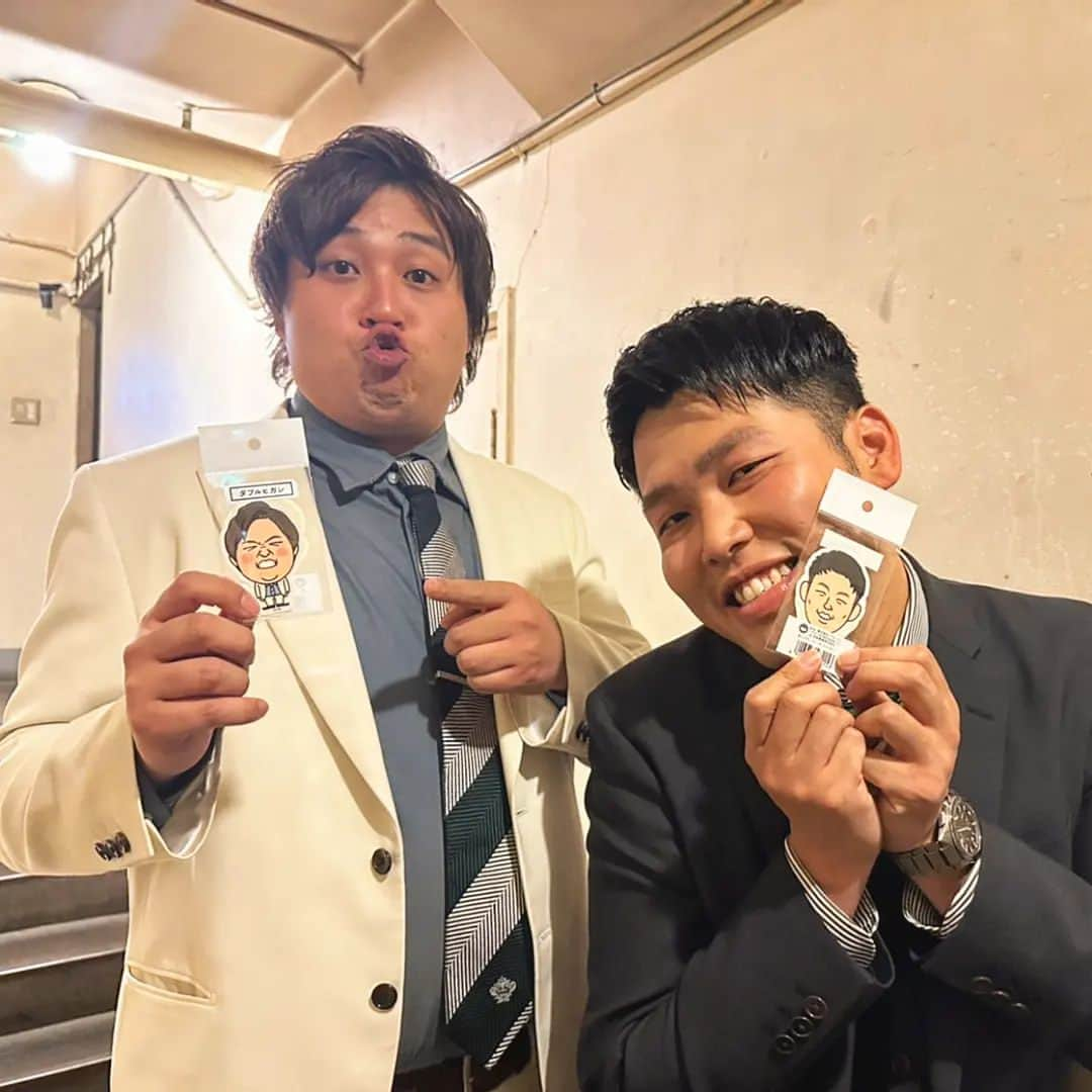 よしもと祇園花月さんのインスタグラム写真 - (よしもと祇園花月Instagram)「本日 #ダブルヒガシ さんご出演‼️  新発売の芸人ステッカーと共にお写真を頂きました！！  ダブルヒガシさんの芸人ステッカーは祇園花月の売店でも発売中です💓  大東さんのタコ顔😙と東さんの癒やしスマイルはファンの方たまらないのでは？❤  #ダブルヒガシ大東 #ダブルヒガシ東 #同級生コンビ #芸人ステッカー #よしもと芸人 #祇園　#京都　#祇園観光 #京都観光　#旅行 #お笑い好きな人と繋がりたい #祇園四条　#芸人　#そうだ京都行こう  #kyoto #japan #photo #photooftheday  #推し活 #芸人シール」6月6日 16時00分 - gionkagetsu