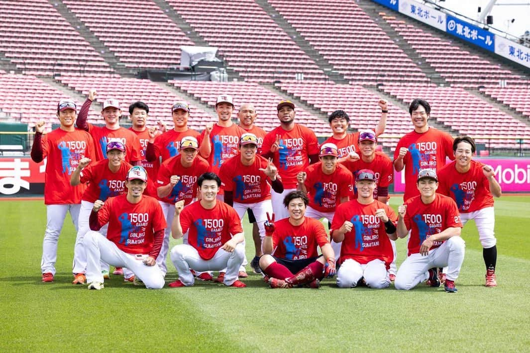 東北楽天ゴールデンイーグルスさんのインスタグラム写真 - (東北楽天ゴールデンイーグルスInstagram)「⚾️  1500試合出場達成のお祝い㊗️🌈  #鷲が掴む #rakuteneagles #炭谷銀仁朗」6月6日 16時07分 - rakuten_eagles