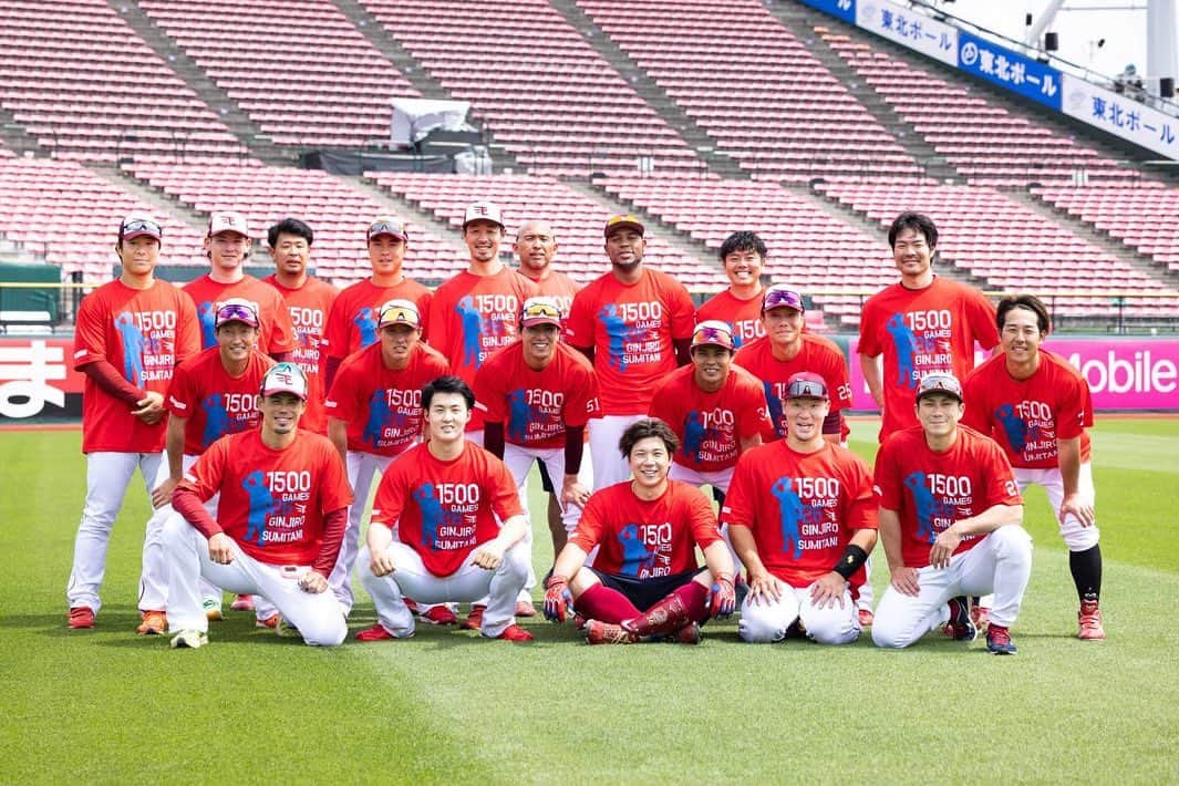 東北楽天ゴールデンイーグルスさんのインスタグラム写真 - (東北楽天ゴールデンイーグルスInstagram)「⚾️  1500試合出場達成のお祝い㊗️🌈  #鷲が掴む #rakuteneagles #炭谷銀仁朗」6月6日 16時07分 - rakuten_eagles