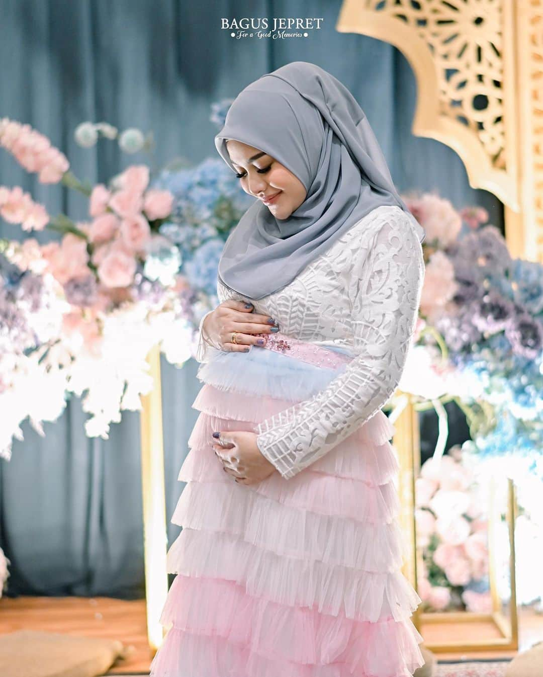 Aurelのインスタグラム：「Masya Allah Tabarakallah..  sehat ya nak sampai nanti lahiran💖 mama ga sabar nunggu kehadiran adek😍  Onty uncle doain mama dan adek sehat selalu yaaaa🙏🏻   Photo by @bagusjepret  Dress by @askyfebrianti  Decor by @danissa_decoration」