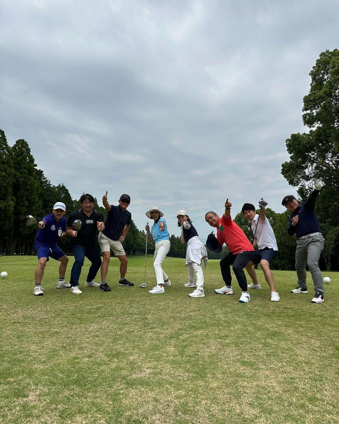 高嶋ちさ子さんのインスタグラム写真 - (高嶋ちさ子Instagram)「愉快なコンペin熊本  終始笑いっぱなしのゴルフでした。 コースは非常に難しく、何度も挫けそうになりましたが、下には下がいたので、安心してプレー出来ました(笑)  今日は朝からテレビ収録で死ぬほど喋ったあと、演奏して来ました めっちゃ楽しかったです 放送日決まっても告知し忘れたらごめん 私も忙しいんだよ 過去振り返らないから、収録したらもう私の中では、楽しかった思い出… つまり「過去」  思い出したら言います…」6月6日 16時11分 - chisakotakashima