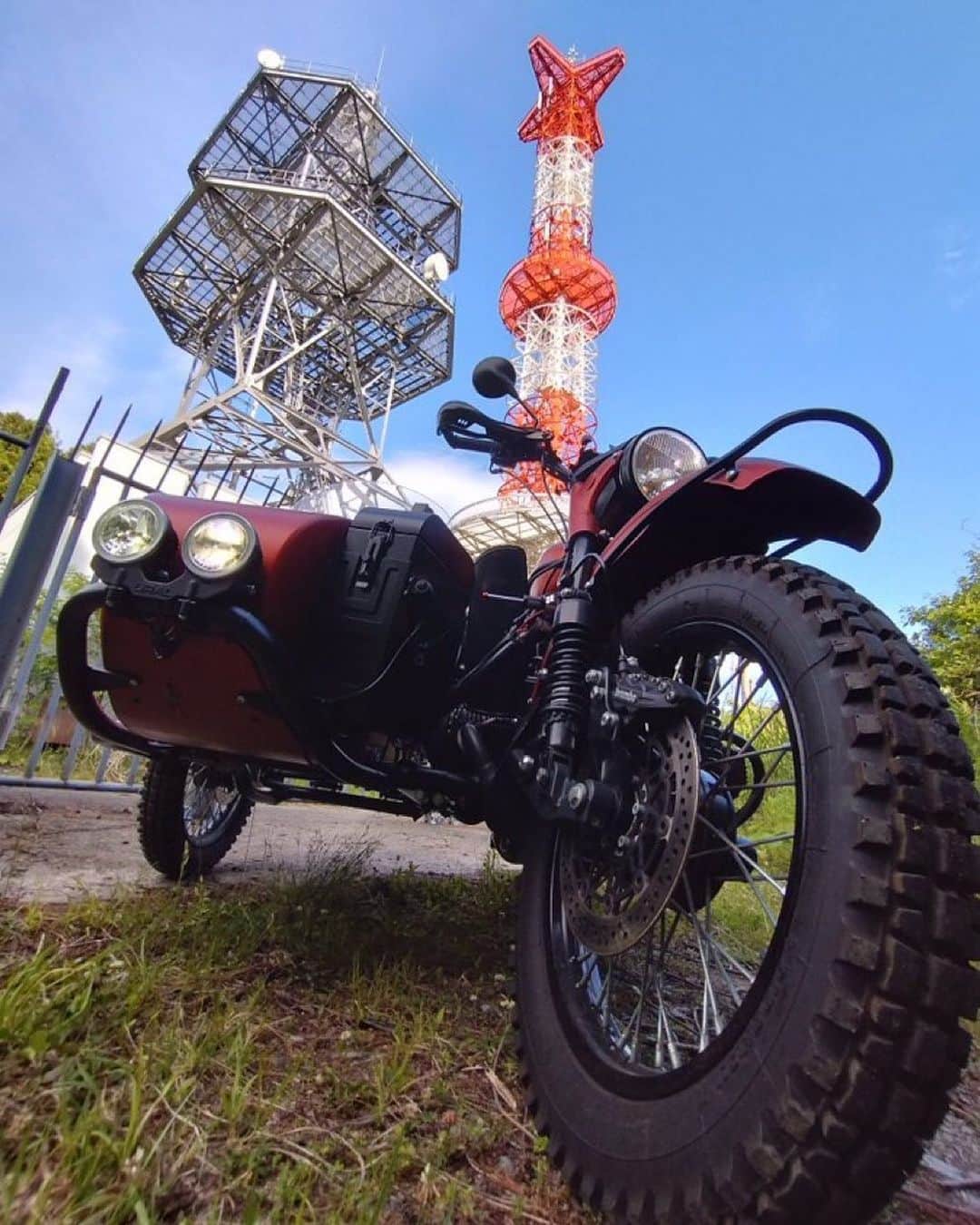 Ural Motorcyclesさんのインスタグラム写真 - (Ural MotorcyclesInstagram)「人生は冒険だ。道に入らないと、その先に何が待っているかわからない。新しい経験や発見が、私たちを成長させてくれる。怖がらずに進んでみよう！ #冒険 #未知の世界 #成長 素敵な写真　by CB_MM (Twitter)」6月6日 7時12分 - ural_japan_official