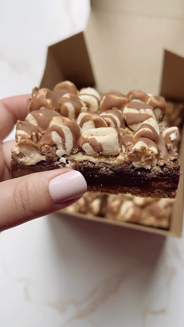 Whole Foods Marketのインスタグラム：「Try our brownie with a graham cracker crust, milk chocolate and toasted marshmallows 😍」
