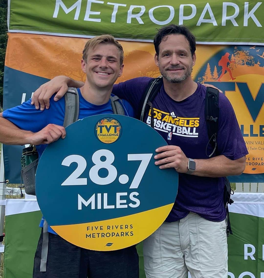 ジョシュ・ホプキンスのインスタグラム：「My nephew and I just hiked the 28.7 mile Twin Valley Trail Challenge.  We had such a great time that I will never do it again! #twinvalleytrailchallenge  Also, it was over a mile to the parking lot so let’s call it 30.  Thanks!」