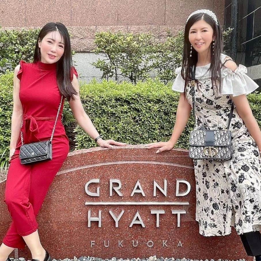 今堀恵理のインスタグラム：「グランドハイアット福岡 @grandhyattfukuoka   キャナルシティ博多に併設していて、博多天神からもすぐの立地上💓 お部屋からも中洲の景色が見えました ラグジュアリーホテルなので、宿泊したら気持ちも高級になる✨気分の良い対応もして頂けますよ  私達はクラブフロアに宿泊しました  現在グランド･ クラブラウンジは改装中ですが、、 各階のお店で利用出来るんです💕 🌟朝食ビュッフェ、リフレッシュメントは１F「ザ マーケット エフ」 🌟カクテルアワーで時間内は飲み放題のアルコールとお食事やスイーツB1F「バーフィズ」 🌟ワンドリンク無料サービス１F「バーマティーニズ」にて  そしてスパ、フィットネス、プールも無料で使用可能でした‼️  徒歩圏内に何でもあるしホテル内のサービスも充実してるので すっごく良かったよ～  #グランドハイアット福岡 #博多ホテル #福岡 #福岡観光 #GrandHyattFukuoka #GrandHyatt #Hyatt #Fukuoka #beautifulhotels #prettyplaces #visit_japan #lounge  #グランドハイアット #ハイアット  #女子 旅 #ホテル #おすすめスポット #出張  #享早外 #ヲE#享早外」