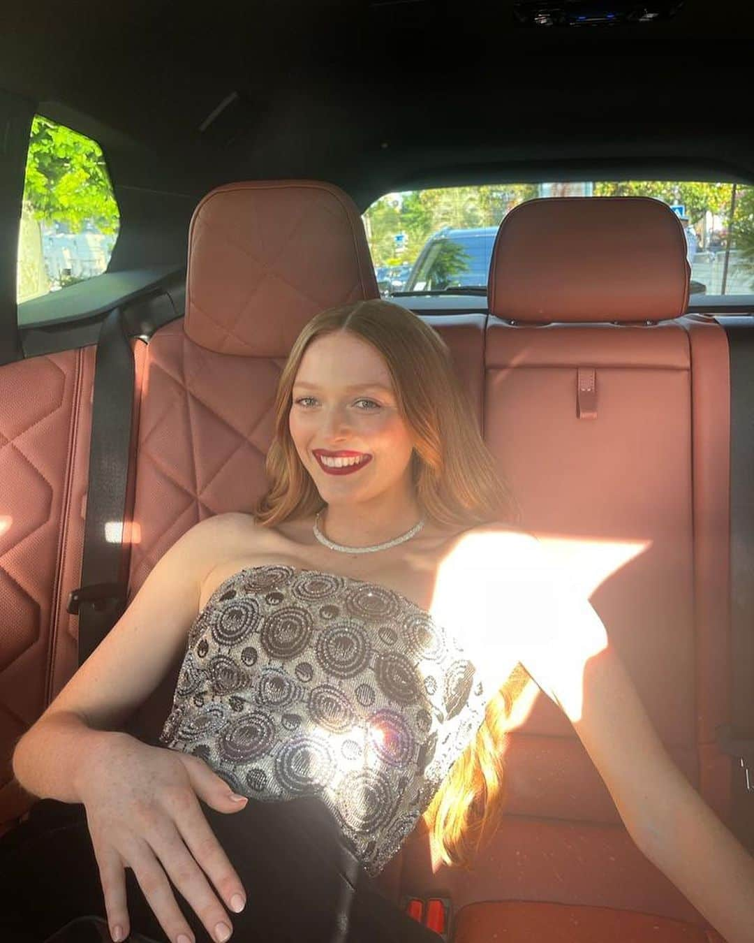 Larsen Thompsonさんのインスタグラム写真 - (Larsen ThompsonInstagram)「From Cannes back to LA… photoshoots, waffles, Dior popup, pretty dresses, and fireworks🤩🧇👠🤍」6月6日 7時41分 - larsenthompson