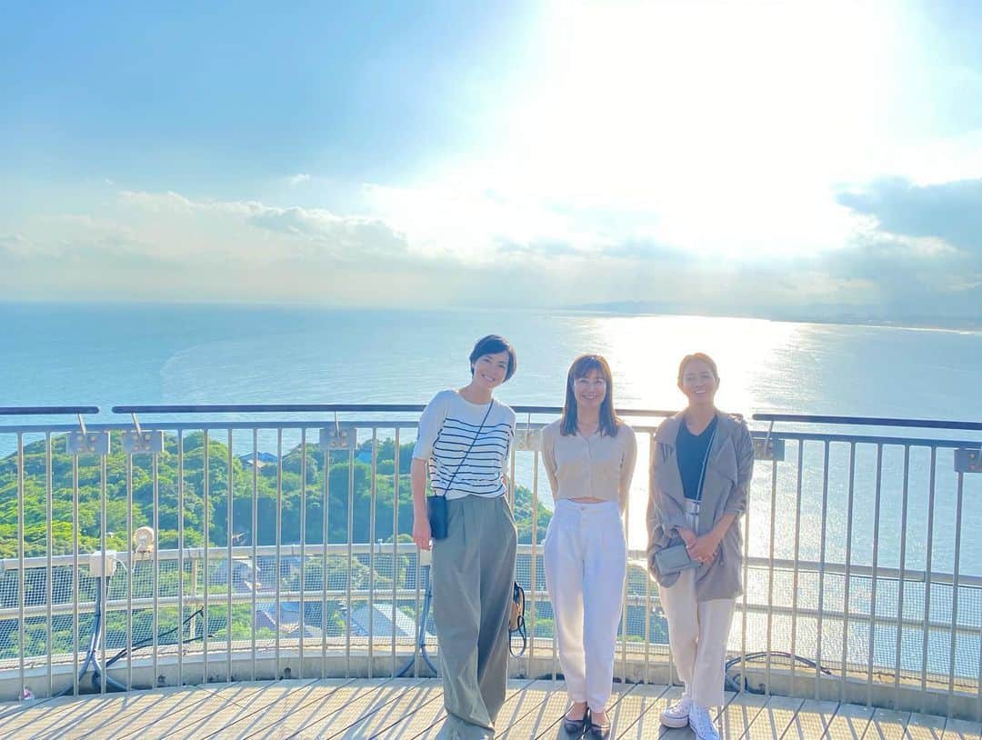 蒲生麻由のインスタグラム：「台風一過で晴天の土曜日、 遠方から友人のレイちゃん&まーちゃんが遊びに来てくれて、親も子も一日中たっぷり遊んで楽しみました🌸  一枚目の写真は江ノ島タワーの上で、 長男に頼んで撮ってもらった1枚📸 青い空に広い海が広がると〜ても素敵な写真が撮れた❣️ 私達が出会った、カルフォルニアの海辺の街を思い出す…本当にいい写真🌅  夜は、この時期限定の、野生のホタル鑑賞も出来て、 盛りだくさんの1日でした⭐︎ (ホタルの動画はストーリーでUPします)  #mamalife  #カリフォルニアの思い出 #江ノ島だけどw #みんな幸せでありますように #男の子ママ  #江ノ島散策 #10年来の友だち  #いつもありがとう」