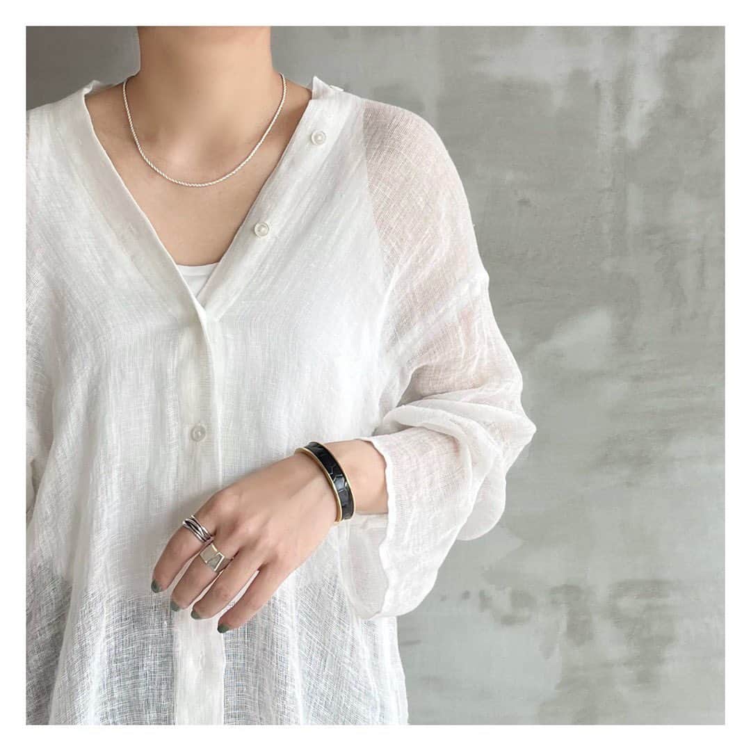エリオポールのインスタグラム：「2023 Summer Collection  Shirt  26.400yen / HÉLIOPÔLE   Ref: 13003081036HN Color: White. Black Siz: 38  店舗にてお電話による通販対応も承っております。  HELIOPOLE代官山店  03 3770 6438  HELIOPOLE 札幌店  011 209 5455  HELIOPOLE 広島店  082 542 7033   @heliopole_official #HELIOPOLE  #エリオポール」