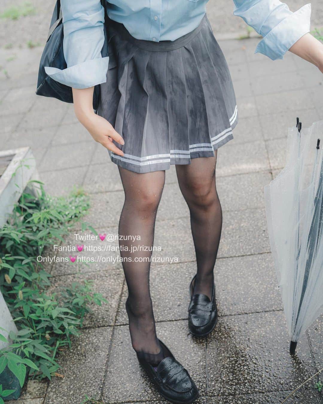 のインスタグラム：「梅雨タイツ👣💦  #cos #cosplay #制服 #tights」
