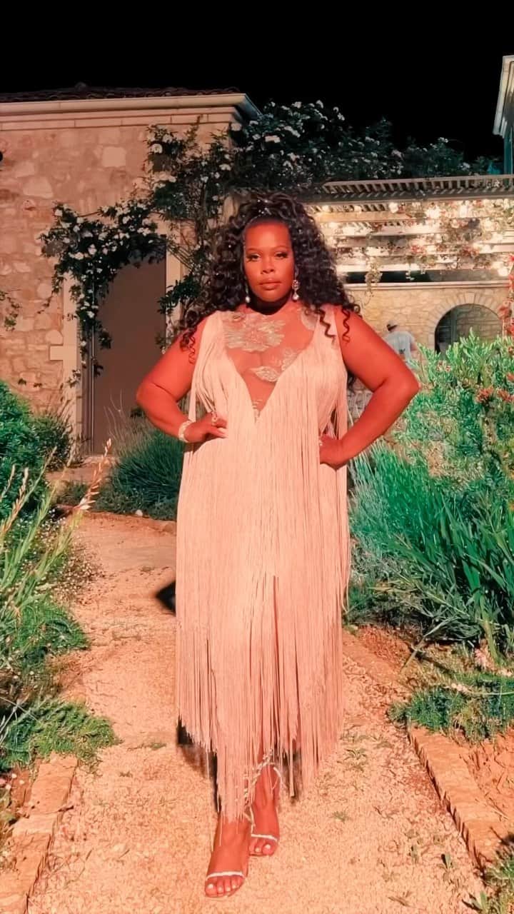 アンバー・ライリーのインスタグラム：「I’m so grateful to have a job that allows me to travel and see the world. Had to channel my inner Greek Goddess for this look 💫👑 #MammaMia   Stylist: Me Hair: @marvinfhair  Makeup: @veechanda  Song: @calebnathanmusic “Fine Girl”」