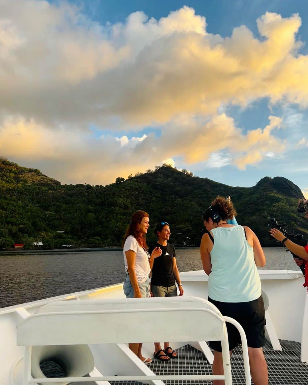 ケイト・ウォルシュさんのインスタグラム写真 - (ケイト・ウォルシュInstagram)「Wild about the wildlife and scenery in the unbeliavable tropical weather of French Polynesia 🐱💛☀️ #lindbladexpeditions #whereiexplore」6月6日 7時57分 - katewalsh