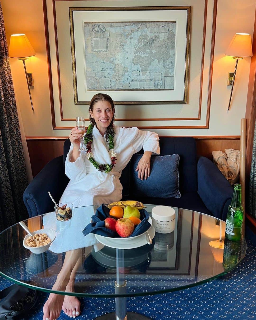 ケイト・ウォルシュのインスタグラム：「Wild about the wildlife and scenery in the unbeliavable tropical weather of French Polynesia 🐱💛☀️ #lindbladexpeditions #whereiexplore」