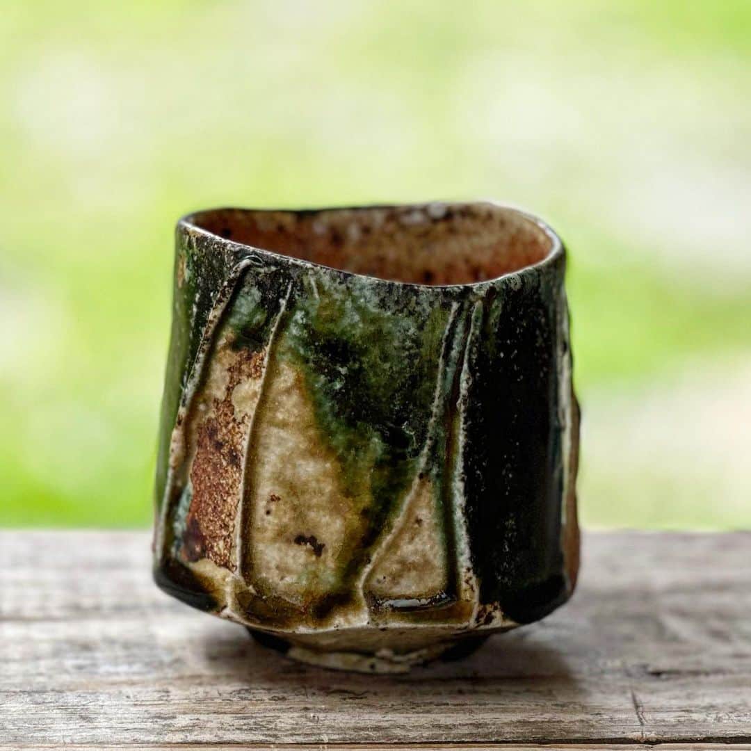 佐竹晃さんのインスタグラム写真 - (佐竹晃Instagram)「Oribe yunomi and large Ikebana bowl. . www.akirasatake.com    #ikebana #いけばな #clay  #asheville  #花器 #gallerymugen  #陶芸 #陶芸家  #佐竹晃 #ceramics #pottery #japanese #japanesepottery #vase #湯呑み #湯呑 #yunomi  #akirasatake  #tea #teatime #chanoyu #teaceremony #akirasatakeceramics  #woodfiredpottery #asheville  #茶」6月6日 8時02分 - akirasatake