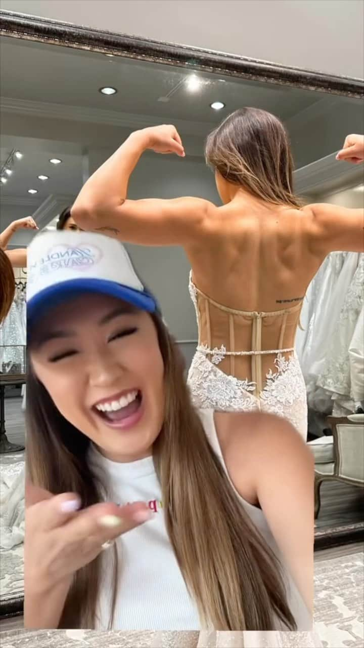 Lauren Riihimakiのインスタグラム：「dying lmao 💪🏼👰🏽‍♀️」