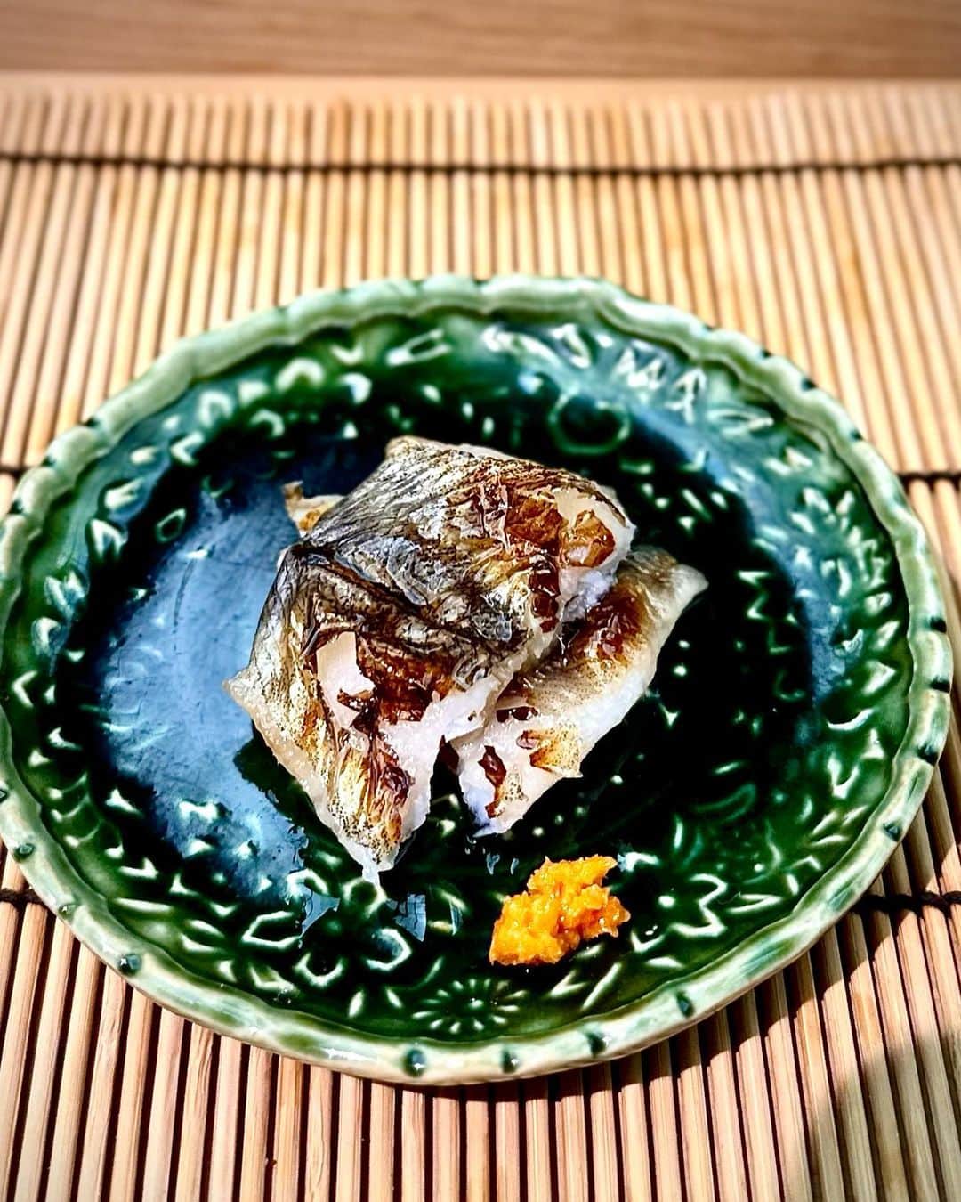 箕輪玖美さんのインスタグラム写真 - (箕輪玖美Instagram)「すし匠🍣 ・ ・ 四谷の名店✨  ツマミの間にお鮨が出てくるので、一皿の待ち時間が少なくて、お鮨が出る前にお腹が満足する事も無く、品数かなり多めでしたが美味しすぎて完食🥰 ・ ・ 鮨ネタによって酢飯も変える拘り❣️ 江戸前の赤酢は私にはしょっぱ過ぎるお店も多々ある中、ちょうど良い塩梅で美味しく頂けました😊 ・ ・ 現在はハワイで人気を博されている、親方中澤さんのお鮨も食べてみたいな✨ ・ ・ 次回の予約は…早くも来年2月😆  #すし匠 #お鮨大好き #四谷グルメ #四谷ディナー #美味しいもの好きな人と繋がりたい #グルメ #食いしん坊 #アラフィフ女子 #箕輪玖美」6月6日 8時15分 - kumi.111
