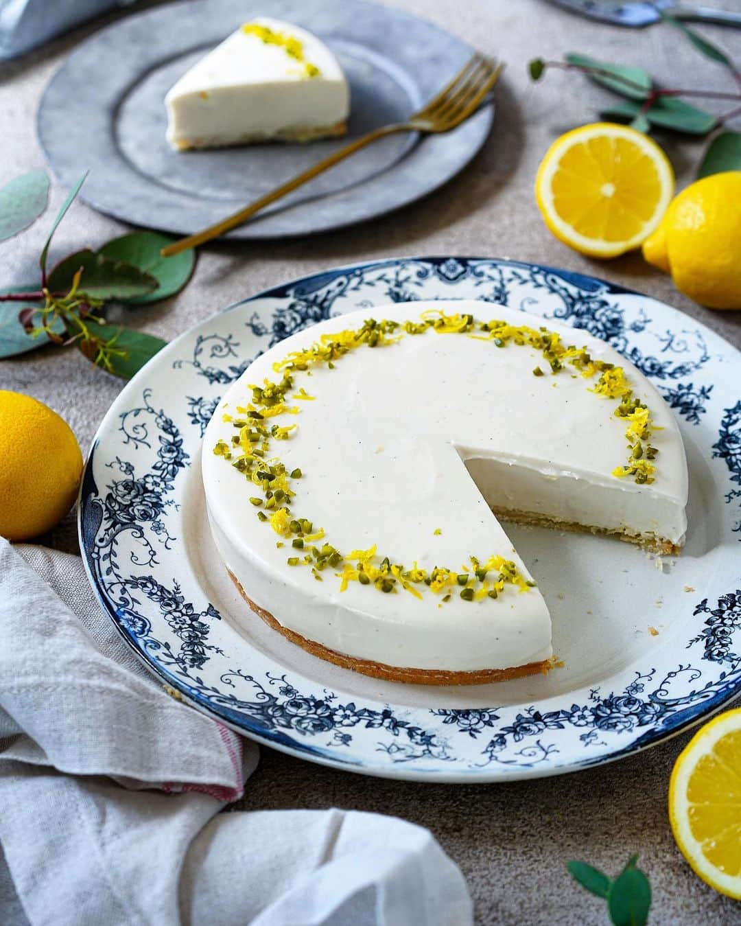 Ayaのインスタグラム：「卵、乳製品、小麦粉不使用のレモンレアチーズケーキ🍋  おはようございます😊  一見、レアチーズケーキに見えるようなケーキですが、チーズを含む乳製品、卵、小麦粉を使わないヘルシーなレモンレアチーズケーキを作りました😊  チーズは不使用なのに、なぜかチーズケーキを食べているような味わいです😆  ココナッツオイルで固めているため、これからの時期は特に温度に左右される敏感なケーキです。  冷凍して半解凍で食べるのがお勧めです😆  レモンは皮の部分もつかうので、出来れば国産レモンを使ってほしいのですが…どうか手に入りますように🙏  レシピは　@cotta_tomorrow の【体にやさしいレモンのお菓子特集】内で公開されています！  よかったらご覧ください😊🍋  なんだかバタバタしていたら、6月最初の投稿でした😂  東京からの帰宅後、旦那さんは連休、長女は高総体の応援でお弁当を2日連続で作らないで良いというミラクル😂よかった🤣🙌  今月もよろしくお願いします😆  #じゅるりレモン#レモンスイーツ #cottatomorrow #体にやさしいお菓子作り #コッタ#製菓材料ならコッタ#レシピもコッタ  #手作り#ヴィーガン #アレルギー対応スイーツ#グルテンフリー#乳製品不使用#レアチーズケーキ#レモンチーズケーキ  #homemade#homemadecake#lemoncake#vegan#glutenfree#foodporn#foodie#foodstagram#foodpics#igersjp」