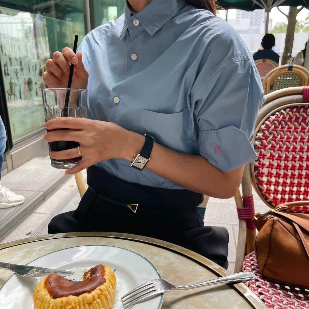 Hiromi Ｍaedaのインスタグラム：「@yukie__tanaka とうめブラday♡ 〆は久しぶりにオーバカナルで☕️  何年も前に買った @madisonblue_official のシャツは、袖を折り返したときのワンポイントがお気に入り🪡😚  tops #madisonblue belt #bottegaveneta pants #frey_jp bag #loewe」