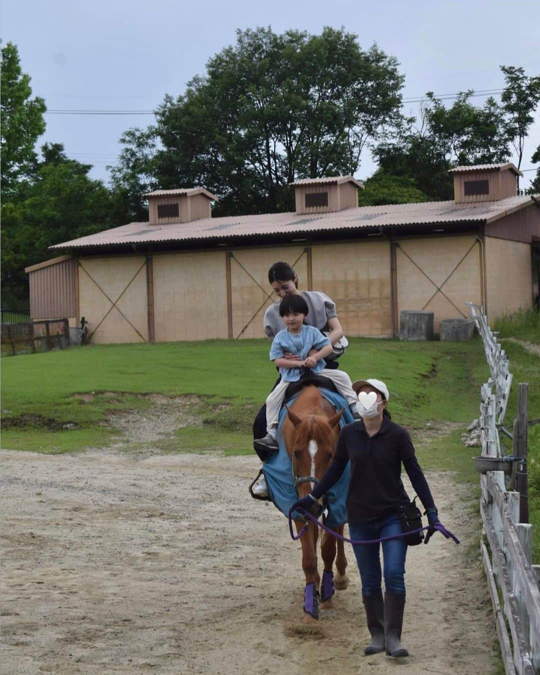 山﨑さおりさんのインスタグラム写真 - (山﨑さおりInstagram)「撮影で @harvesthill_sakai へ🐴 2年振りぐらいに行ったハーベスト。 動物と触れ合えて、水遊びもできてアトラクションもあって、、やっぱり盛り沢山で楽しいな〜😚 何度か訪れてるから、ゆうしんが小さい頃の思い出も蘇ってしんみりもしたり💭感情まで忙しっ 一日遊んで帰りは全員ヘトヘト。😂  #ハーベストの丘#関西お出かけスポット  #大阪お出かけ#家族でおでかけ」6月6日 8時27分 - saori_emunjewelry