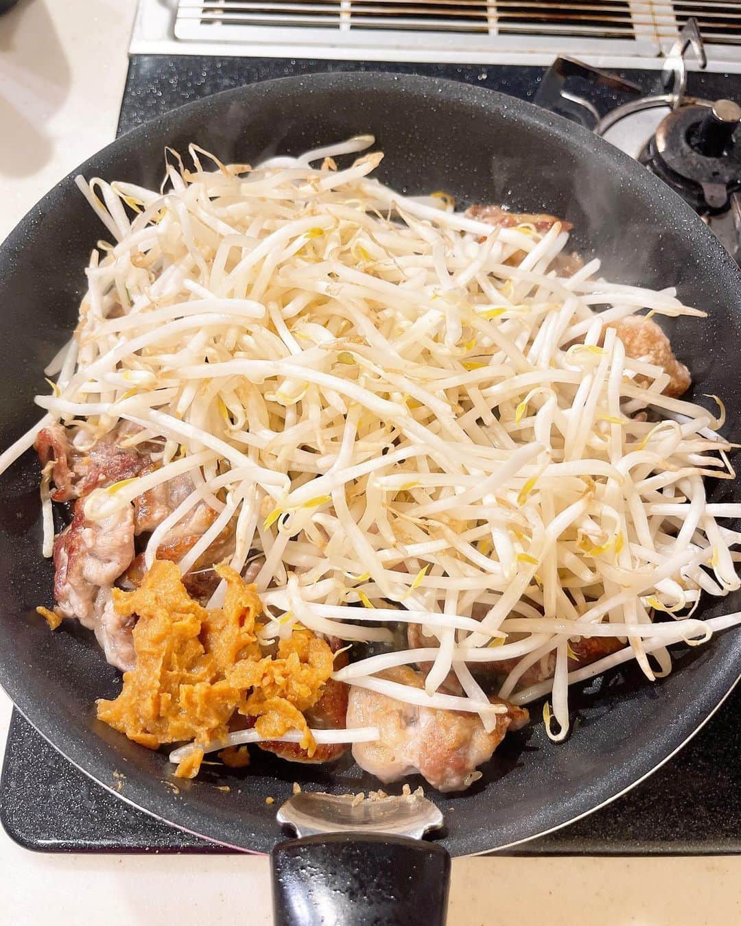 みきママさんのインスタグラム写真 - (みきママInstagram)「【味噌ラーメン炒め弁当です！！】  もやしが安い❗️味噌ラーメンの味の野菜炒め弁当にしよう‼️ラーメンは入っていません😙😙😙  作り方はね、豚こま肉に塩胡椒、片栗粉をまぶして焼いて、もやし＋味噌＋酒＋砂糖（またははちみつ）＋ニラを入れて、さっと炒めてできあがり〜😍😍😍  　最後にコーンとバターと卵を添えました✨✨✨  お弁当箱の底に鰹節をたっぷり入れたら、もやしでも汁漏れしないし、DHAが摂れて脳にいい🤩🤩🤩  昨夜、れんくんにお弁当のムネドウィッチの感想を聞いたら、  れんくん「食べづらすぎだからやめて。」ってさ。ママは食べにくくなかったぞ。  そこで、私「筋肉鍛えてる人なら泣いて喜ぶぞ？」って言ったら、  れんくん「ムネドウィッチじゃなくて普通のサンドウィッチにして」ってさ。  ごもっとも😳😳😳  #みきママ　#時短　#おにぎり #味噌ラーメン  #料理 　#チキン #弁当　#鶏むね肉 #鶏肉　#高校生 #男子弁当　 #japanesefood #obento #onigiri #japan」6月6日 8時33分 - mikimama_official