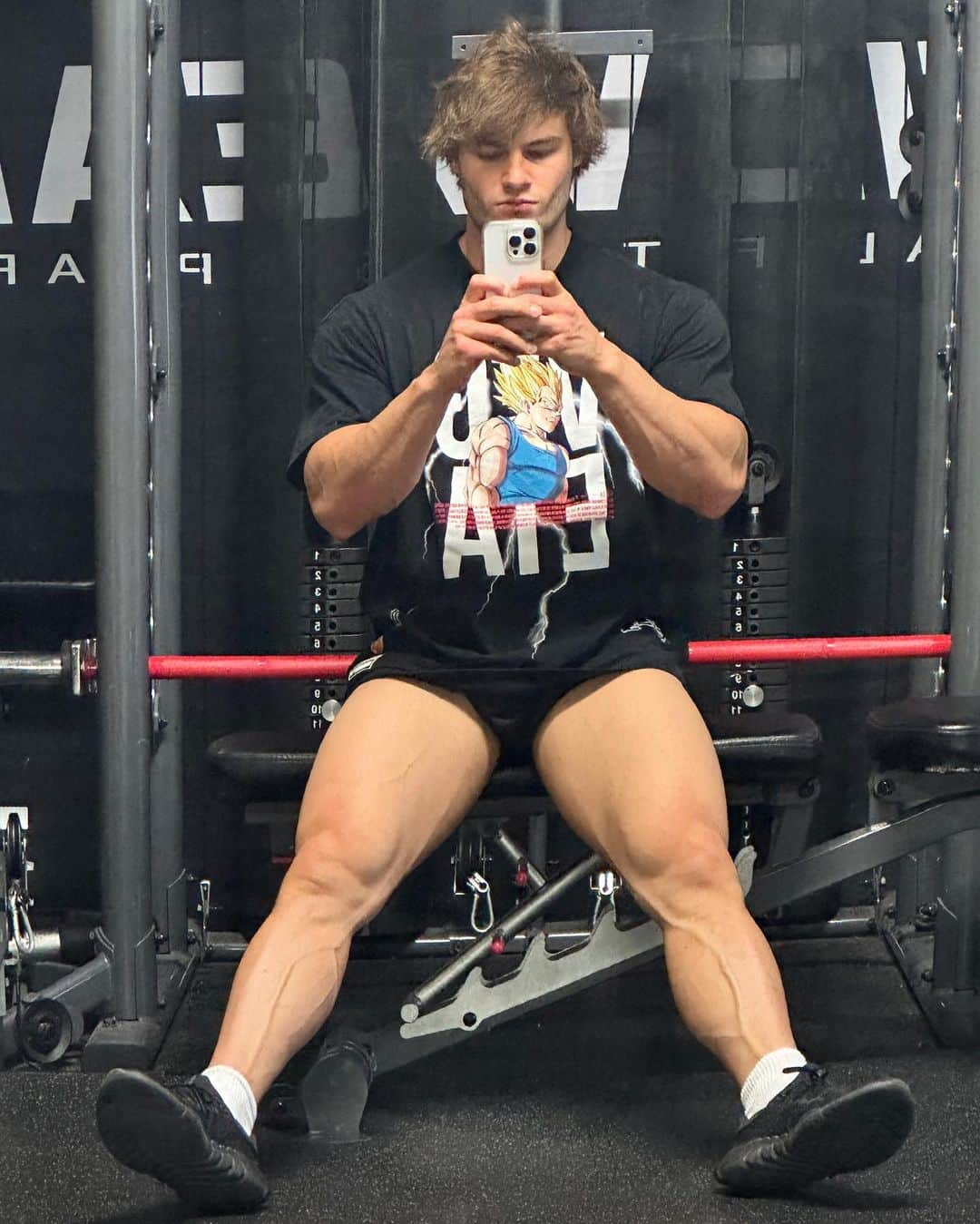 Jeff Seidのインスタグラム：「Legs are growing 😏 Hard work pays off! @vqfit」