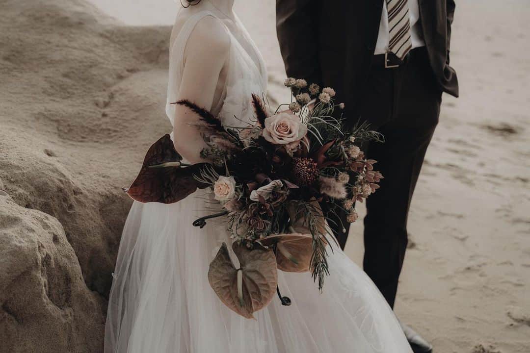 ukapiさんのインスタグラム写真 - (ukapiInstagram)「⠀ ⠀ お任せでお願いした bouquetも好みすぎて...  ⠀ 見る角度によって全然 違うbouquetに見えるように 作ってくださったみたい🤍 ⠀ そしてこのボリュームで めちゃくちゃに安かった← ⠀ ⠀ #weddingphoto#ウエディングフォト」6月6日 8時51分 - ukapi