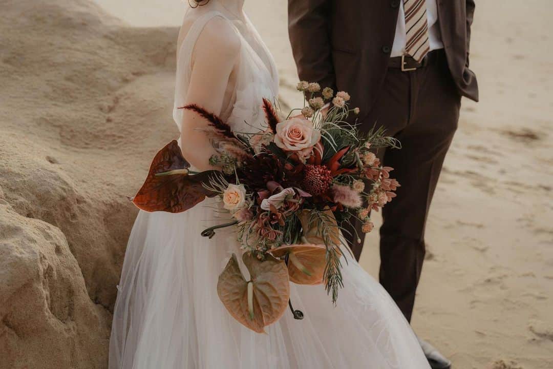 ukapiさんのインスタグラム写真 - (ukapiInstagram)「⠀ ⠀ お任せでお願いした bouquetも好みすぎて...  ⠀ 見る角度によって全然 違うbouquetに見えるように 作ってくださったみたい🤍 ⠀ そしてこのボリュームで めちゃくちゃに安かった← ⠀ ⠀ #weddingphoto#ウエディングフォト」6月6日 8時51分 - ukapi