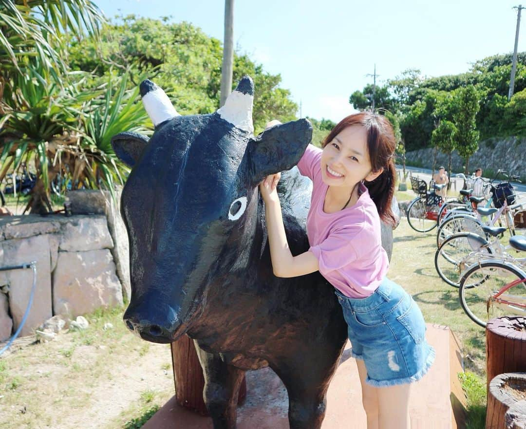 野村日香理のインスタグラム：「おはよ〜🐄❤️ 結局久しぶりの投稿です✨ ６月も宜しくお願いします☺︎❕  #おはよう#元気#ポニーテール#🐄#南の島#撮影#離島#ロケ地#夏#beach#japantrip#okinawa#shooting」