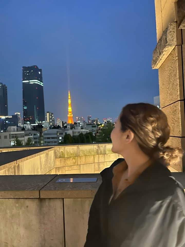 佐野碧のインスタグラム：「先日の満月🌕とっても綺麗でしたね！  私はスマホを置いて夜、満月散歩しました。  心がいい状態の時は、不思議です。 いい曲が降ってくる。  シンプルですね。  たとえ、手ぶらで録音するものは手元になくても 残るメロディーが降ってきました♪  うむ。 すごいですよね。人間って。 　  空を見上げて  満月を見ながら  ふ〜 　  深呼吸  深呼吸は歌うときもとっても大切^ ^  　 不安もあるけどそんな時も 考えたらそう どんどん不安のイメージが膨らんじゃう！  こりゃ大変！ 　  ふ〜  深呼吸。 　  結局、今イメージしてるものが現実に現れるんですよね☺️  今にあるものに感謝☺️  ありがとうございます！  #満月　#moon #fullmoon #呼吸　#深呼吸」